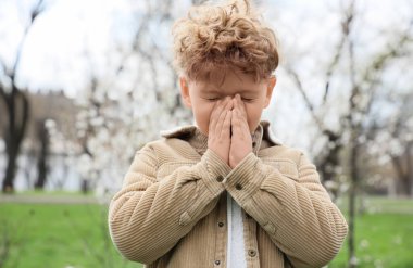 Dışarıda alerjisi olan hasta küçük bir çocuk.