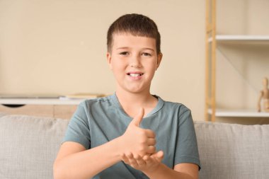 Evde işaret dili kullanan dilsiz çocuk.