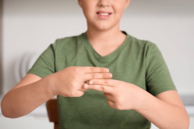 Evde işaret dili kullanan dilsiz çocuk.