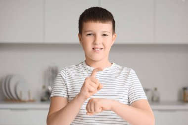 Evde işaret dili kullanan dilsiz çocuk.