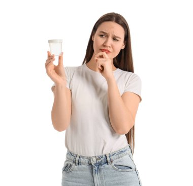 Beyaz arka planda idrar toplama kabı olan genç bir kadın. Sistit kavramı