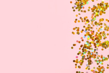 Pembe arka planda güzel altın konfeti