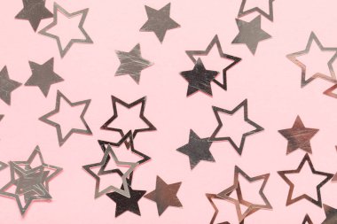 Pembe arka planda yıldız şeklinde güzel gümüş konfeti