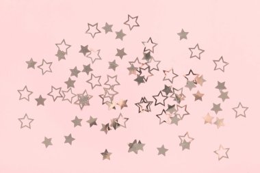 Pembe arka planda yıldız şeklinde güzel gümüş konfeti