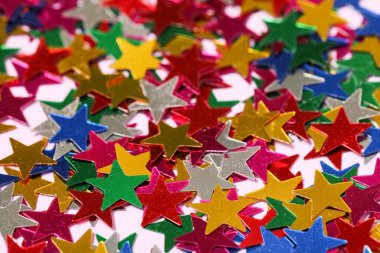 Leylak arkaplanda yıldız şeklinde güzel renkli konfeti dokusu, yakın plan.