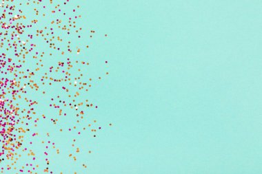 Turkuaz arka planda güzel konfeti