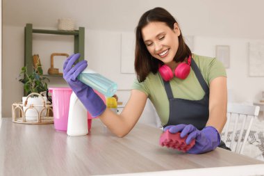 Evde sünger temizleme masası olan kadın hademe.