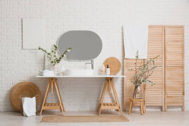 Lavabo, çiçek açan dallar ve katlanan ekran banyonun içi.