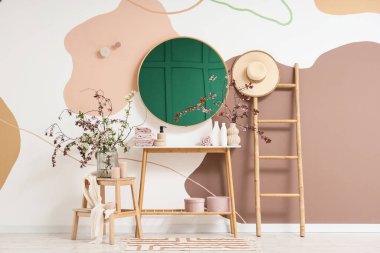 Çiçek açan dalları, aynası ve merdiveni olan banyonun içi.