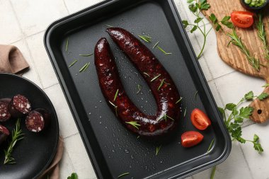 Hafif arka planda lezzetli kanlı sosisli pişirme tabağı.