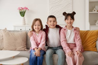 Evdeki kanepede sarılan küçük arkadaşlar.