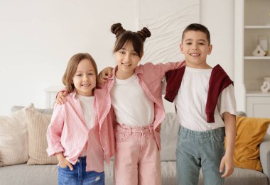 Sevimli küçük arkadaşlar evde sarılıyorlar.