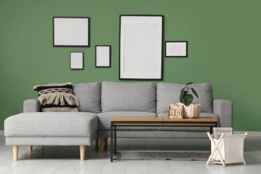 Masada boş çerçeve ve küp takvimi olan bir oturma odası.