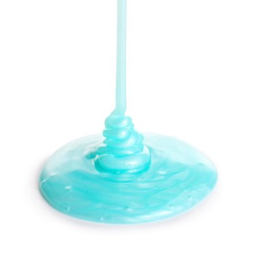 Beyaz arka planda duş jeli dökülüyor, yakın plan