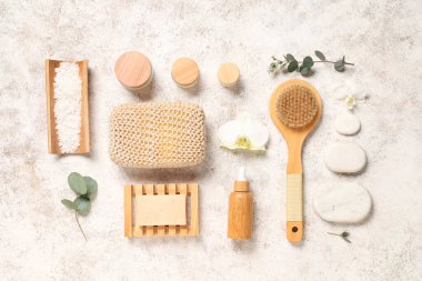 Açık arkaplanda spa aksesuarları, kozmetik ürünleri ve orkide çiçekleri olan kompozisyon