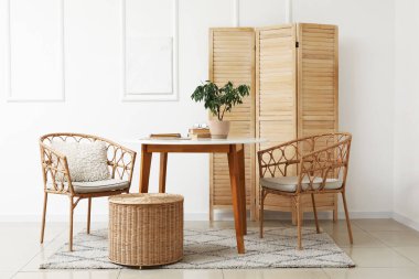 Masası ve ahşap perdesi olan yemek odasının içi