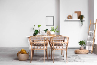 Yemek odasının içinde masa, merdiven ve bitkiler var.