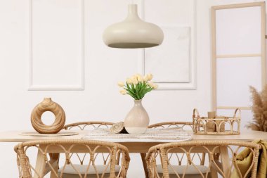 Yemek masasında laleli vazo.