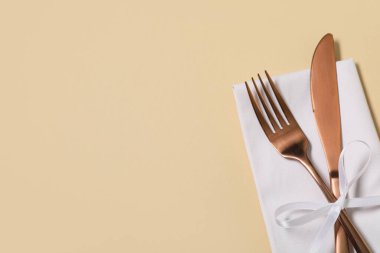 Sarı arkaplanda paslanmaz çatal bıçak takımı