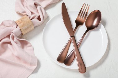 Beyaz zemin üzerinde lekesiz çatal bıçak ile güzel masa ayarları