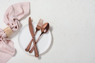 Beyaz zemin üzerinde lekesiz çatal bıçak ile güzel masa ayarları