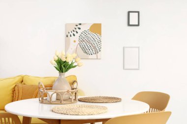 Yemek masasında laleli vazo.