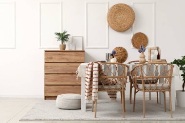 Sümbül çiçekli yemek masası ve aydınlık odanın içinde kahve.