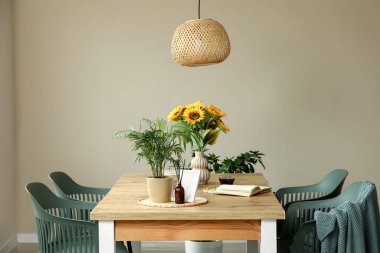 Odada ayçiçekleri olan yemek masası