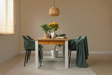 Oda içi ayçiçekli yemek masası.