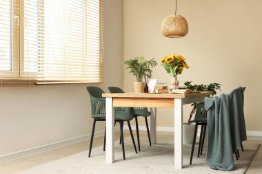 Oda içi ayçiçekli yemek masası.