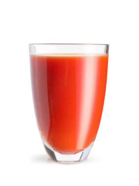 bardak taze domates suyu beyaz arka plan üzerinde