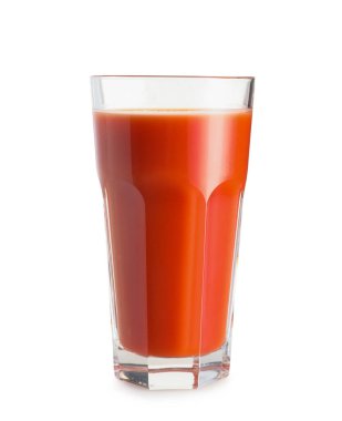 bardak taze domates suyu beyaz arka plan üzerinde