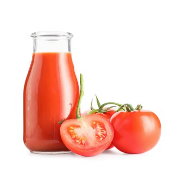 Beyaz arka planda bir şişe taze domates suyu.