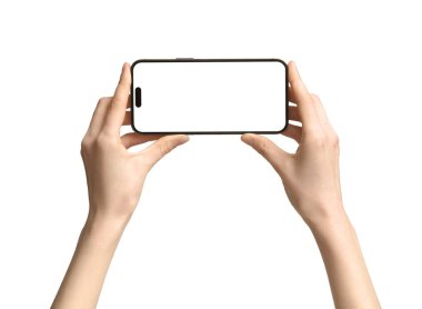 Beyaz arkaplanda boş cep telefonu olan kadın elleri