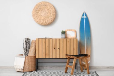 Sörf tahtası ve tuvaleti olan ışık odasının içi