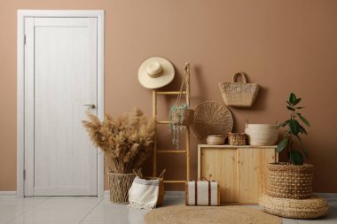 Hasır sepetler, merdiven ve bitkilerle dolu koridorun içi.