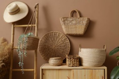 Hasır sepetli ve merdivenli koridorun içi.