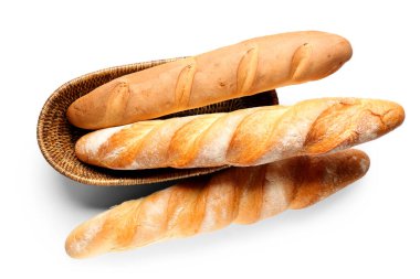 Beyaz arka planda taze baget olan hasır bir kase.