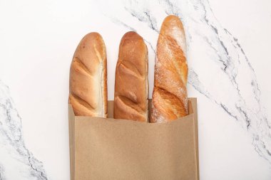 Beyaz arka planda taze ekmek torbası.