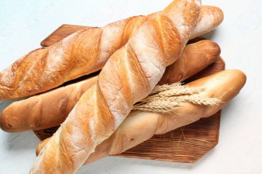 Tahta tahta tahta baget ve açık mavi arka planda buğday.