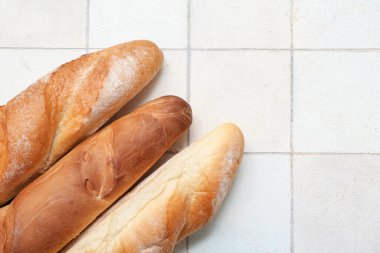 Beyaz fayans zemininde taze baget