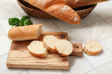 Tahta tahta tahta kesim baget ve beyaz fayanslı fesleğen, yakın plan.