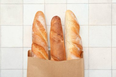 Beyaz fayanslı taze baget torbası.