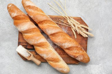 Tahta tahtada taze baget, buğday ve bir kepçe un var.