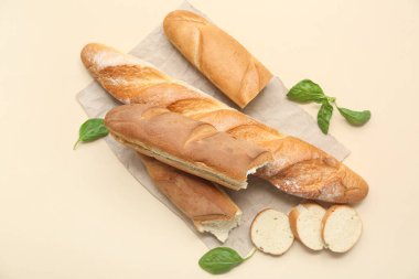 Taze baget ve bej kaplamalı fesleğen.