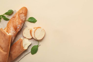 Taze baget ve bej kaplamalı fesleğen.