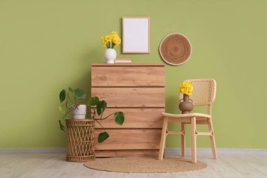 Vazolarda klozet, sandalye ve narsisli bir oda.