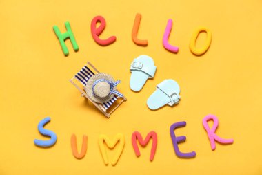 Metin Hello YAZ ve renk arkaplanındaki mini plaj aksesuarları ile kompozisyon