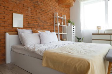 Yatak odasının içi, rahat yatak odası, yatağın yanındaki bank ve raf ünitesi.