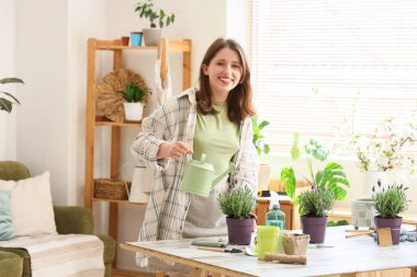 Masada lavanta çiçeği sulayan genç bir kadın.